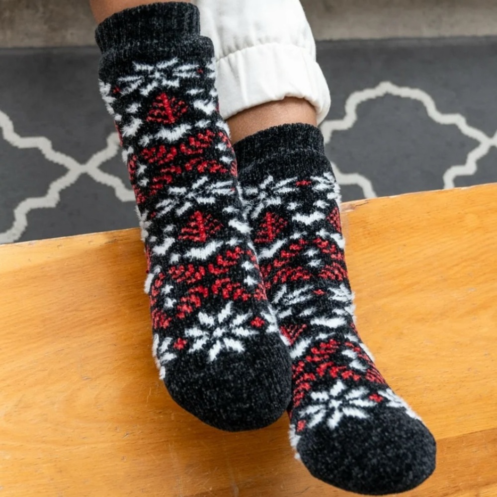 Muk Luks Cabin Cozy  Red and Black Winter Socks 2 Pack NWT - Picture 2 of 9